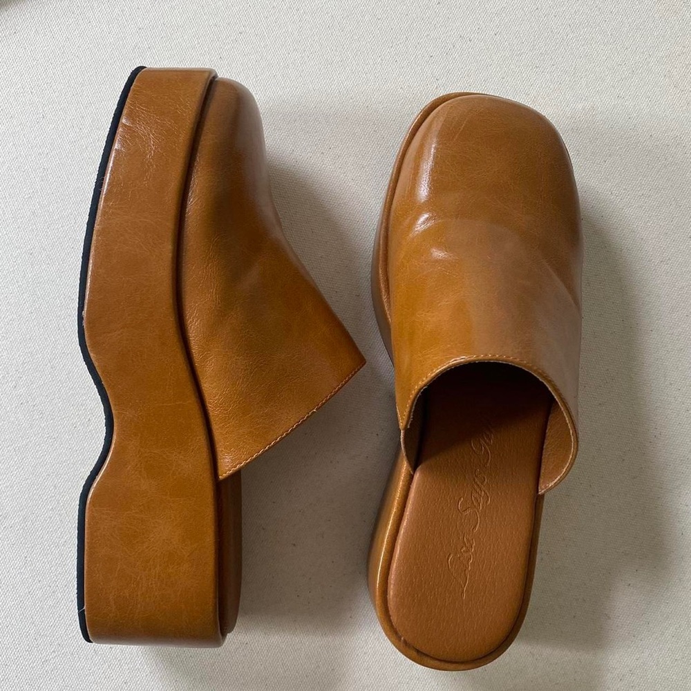 Lisa says gah brown leather mules/clogs